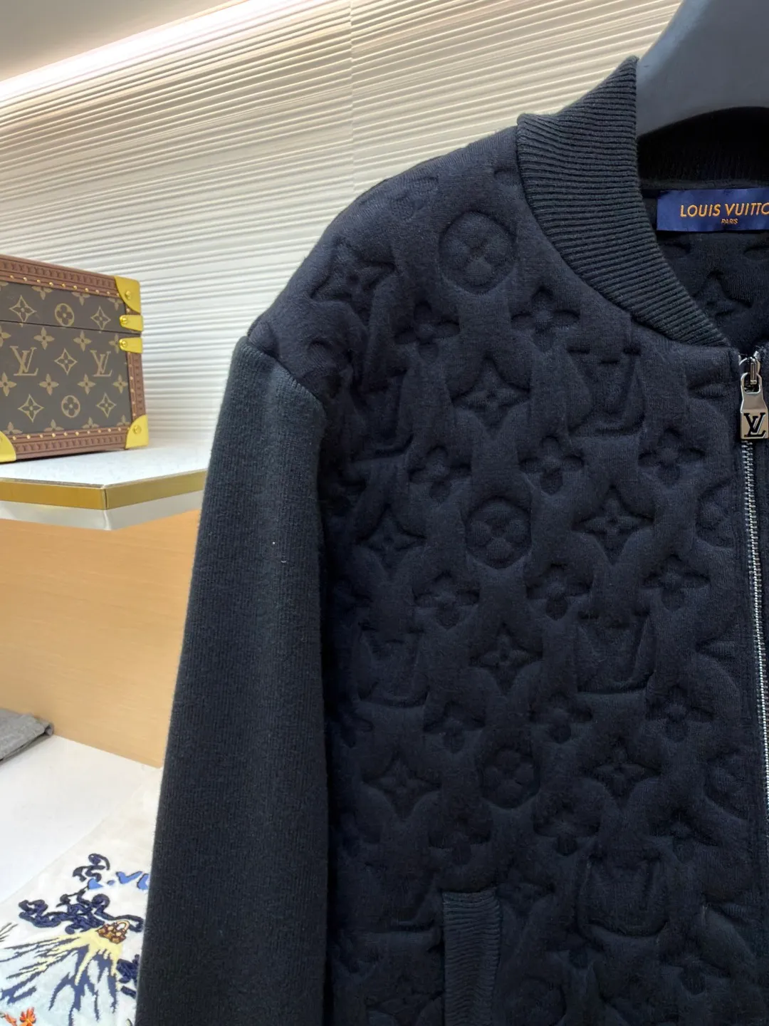 LOUIS VUITTON padded wool bomber jacket ●Original version: 25100 purchase and development ●Item number: 1681567-C10 ●Fabric: wool interwoven three-dimensional jacquard fabric ●Technology: embossed production ●Color: black ●Version: fitted version ●Weight: about 1340 grams ●Size: S-M-L-XL ●Description: Custom-woven wool interwoven three-dimensional jacquard fabric, soft as clouds, thick and solid Every inch of fiber contains a heavy warmth. The classic black tone exudes an innate sense of luxury. Full-width Monogram quilting is used to reconstruct the texture of the body. Each diamond grid reshapes the flat totem on the canvas into a relief building of the body. Textures of different shades are raised like reliefs. The neat frame supported by the texture. Quilted padding reconstructs the temperature philosophy of the bomber jacket. Let the iconic symbol become a walking art, molding three-dimensional Monogram embossing process Permanently shape the relief outline. Prioritize the customization of metal molds and precision lamination technology to permanently shape the Monogram pattern with an embossed three-dimensional texture. Form a three-dimensional texture with both visual concave and convex feeling and tactile relief feeling, using a laser projection positioning system. The split mold modules are accurately aligned on the fabric according to the Monogram arrangement rules to ensure that the full-width pattern is continuous and without misalignment. Multi-layer composite lining uses precise composite adhesive lining + elastic sponge + isolation film. Three layers of functional materials form the structural support of the fabric, lining and lining. To ensure that the Monogram pattern can be three-dimensionally raised and permanently shaped during molding, the shape is fixed, and the washing water of the garment is softened and deodorized. The clothes are deeply cleaned and deodorized through professional washing equipment and specific detergents to improve the feel and appearance of the clothes. The overall wiring is straight and delicate, the fabric is comfortable and soft, and the color is consistent without color difference. It can be matched with the same style to create a fashionable look and control various occasions. Customized accessories, complete with three standards, same style for men and women!